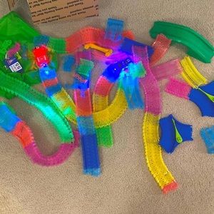 MAGIC TRACKS Glow in the Dark track with LED race cars full track set